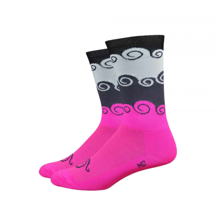 Chaussettes defeet autour des vagues en vente sur cyclonesocks.com