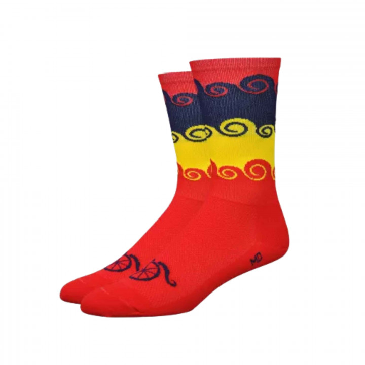Chaussettes defeet autour des vagues en vente sur cyclonesocks.com