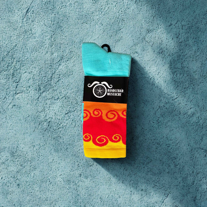 Chaussettes defeet autour des vagues en vente sur cyclonesocks.com