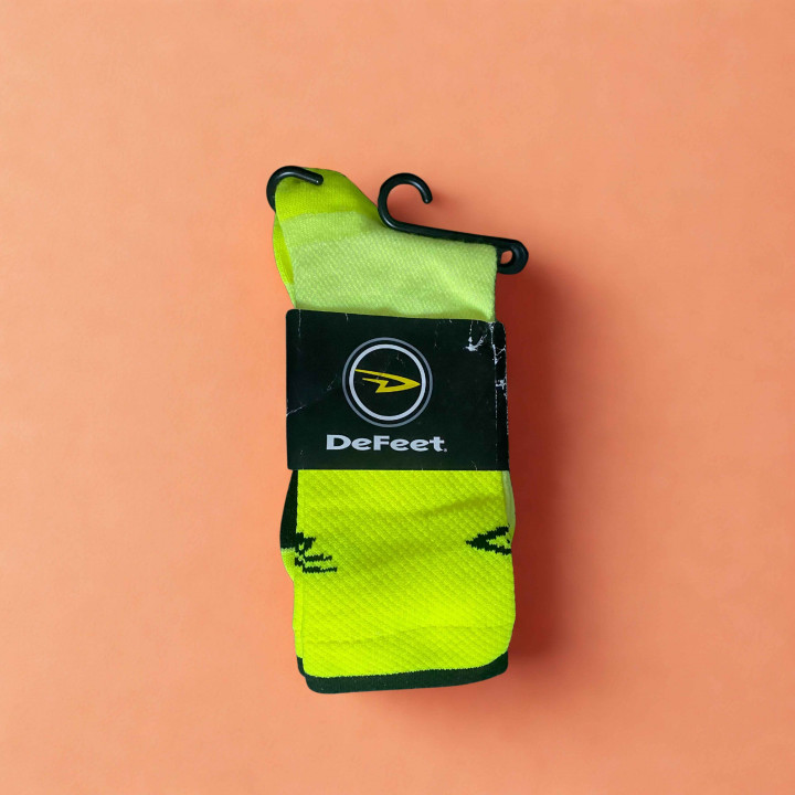 Chaussettes Defeet cyclismo rose ou jaune fluo en vente sur cyclonesocks.com