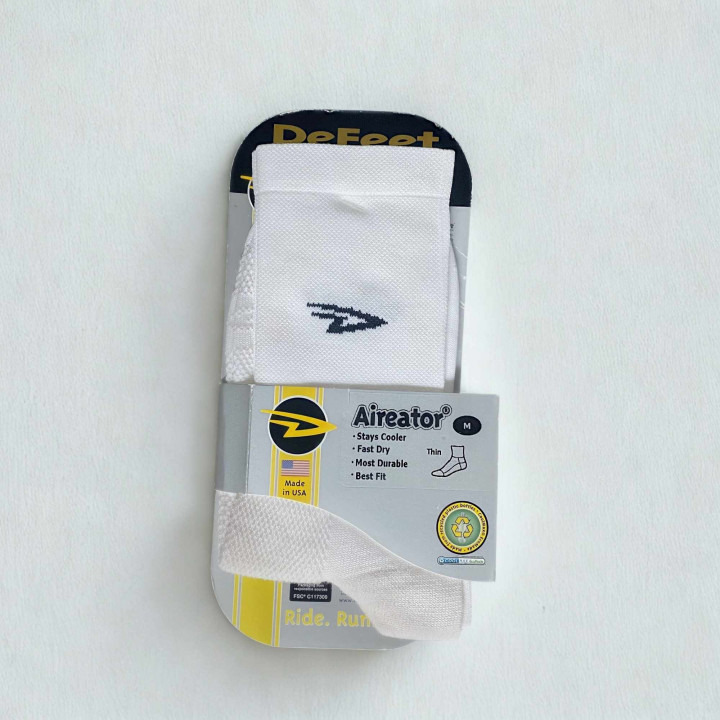 Chaussettes Defeet Aireator blanc en vente sur cyclonesocks.com.