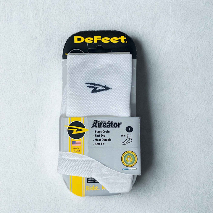 Chaussettes Defeet Aireator blanc double-épaisseur en vente sur cyclonesocks.com.