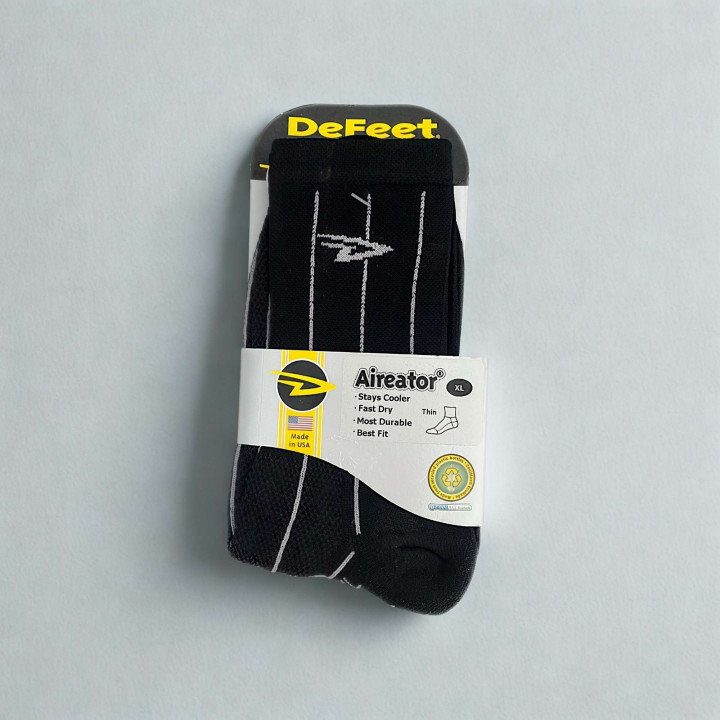Chaussettes Defeet Aireator noir rayé en vente sur cyclonesocks.com.