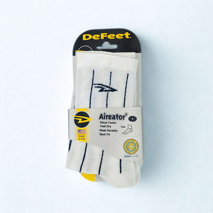 Chaussettes Defeet Aireator blanc rayé en vente sur cyclonesocks.com.
